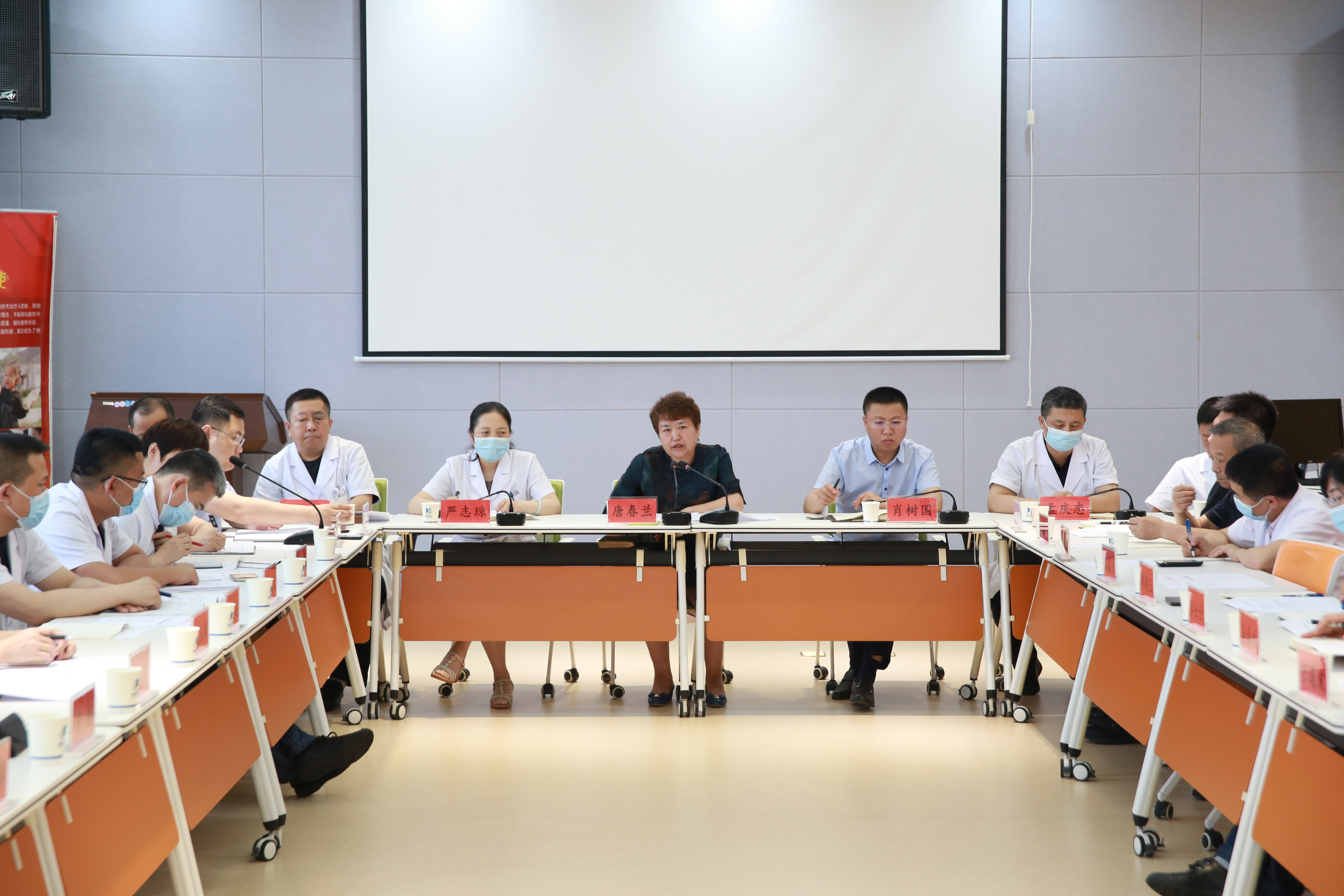 凝聚智慧谋发展 齐心协力开新局 ----康盈医院召开2021年首度中层干部会议(图1)