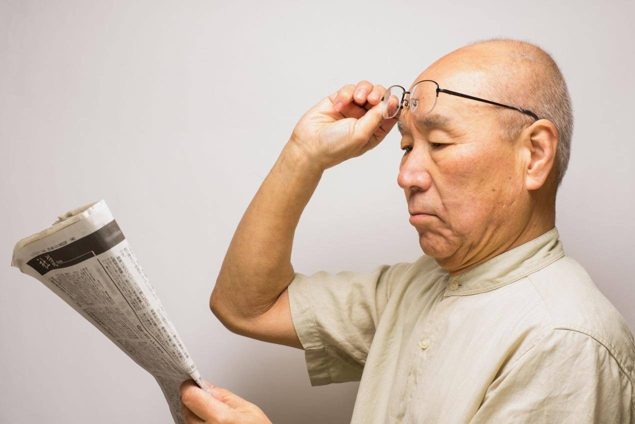 戴错了对眼睛的伤害不可逆！老花镜到底应该怎么选？(图2)