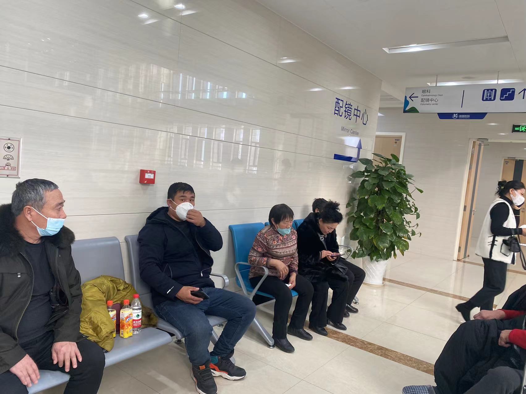 开学在即，学生扎堆配镜成常态(图3)