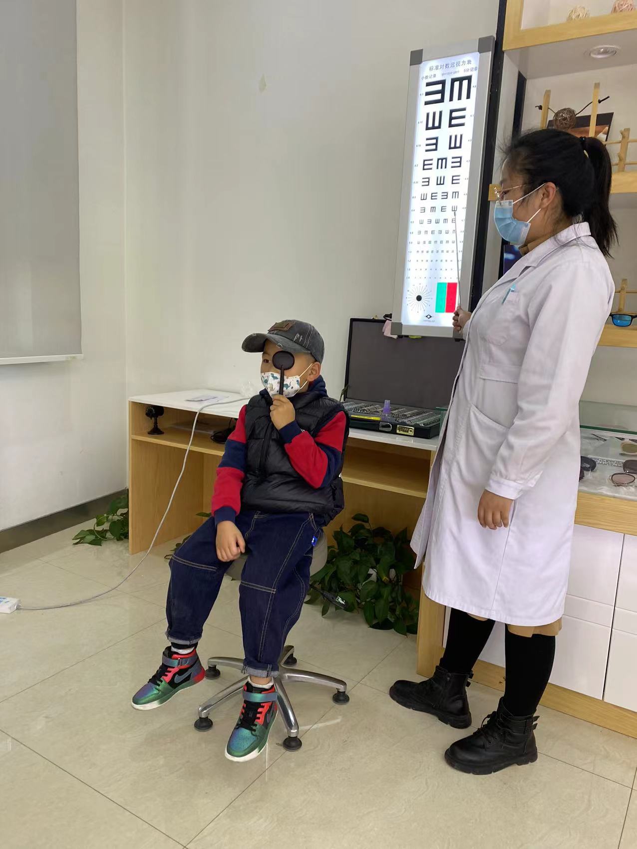 开学在即，学生扎堆配镜成常态(图4)