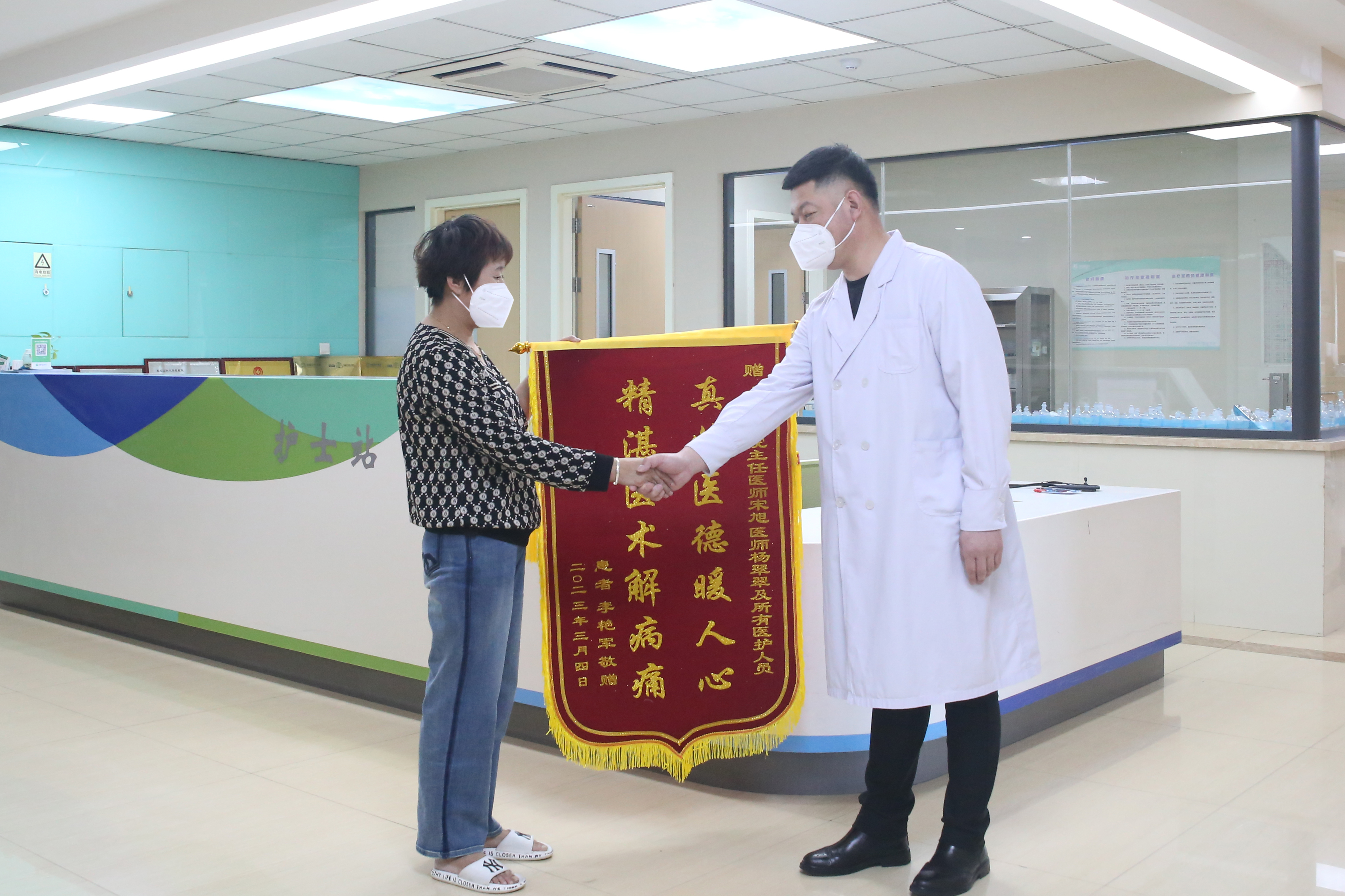 医护合力战胜重度脑梗，精湛医术喜获锦旗赞誉(图4)