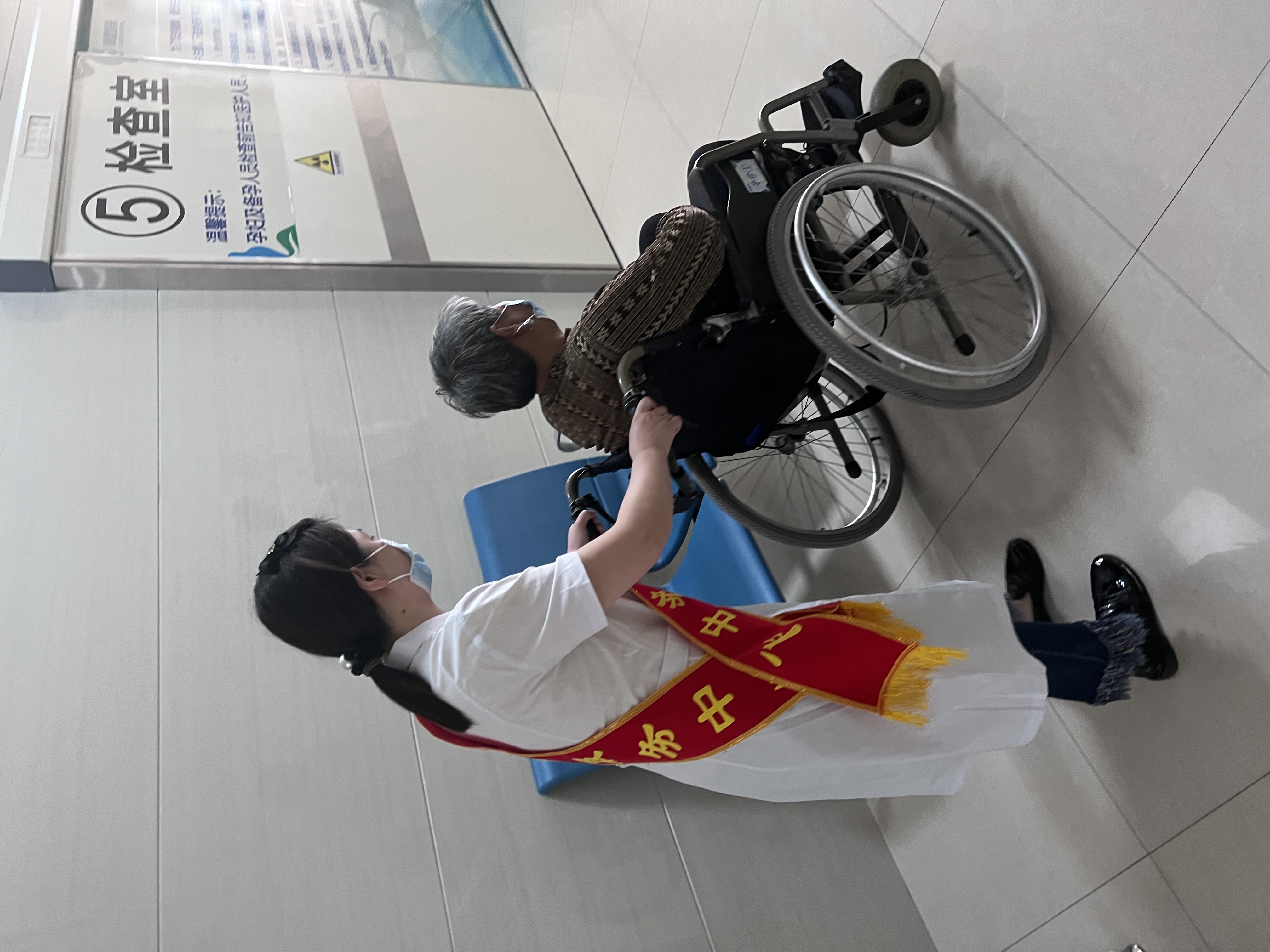 就医服务 | “一站式”暖心服务，解决患者就医“大麻烦”(图2)