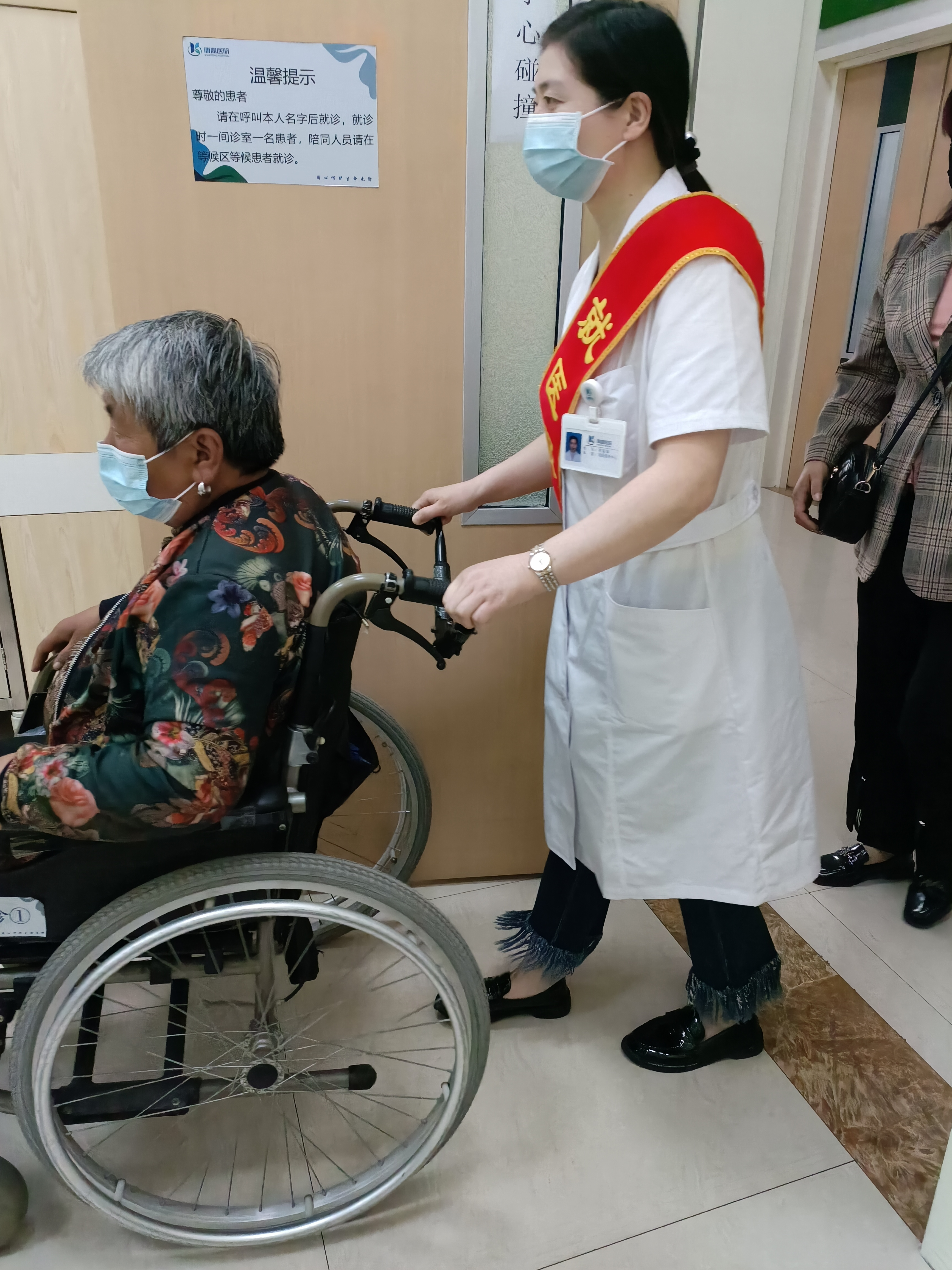 就医服务 | “一站式”暖心服务，解决患者就医“大麻烦”(图1)